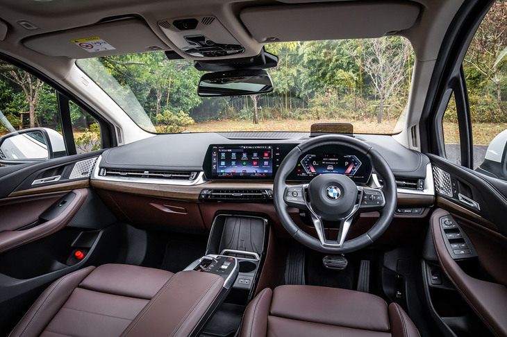 メーターパネルとセンターディスプレイが一体化された「BMWカーブドディスプレイ」が目を引くインテリア。ドアミラーの取り付け位置の変更により、三角窓後方のピラーが大幅に細くなったり死角が減ったりしたのも新型モデルの特徴だ。