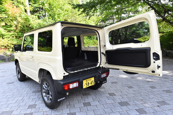 バックドアは、片ヒンジで左側が開くタイプ。荷室開口部の寸法は幅1030mm、高さ850mmとなっている。