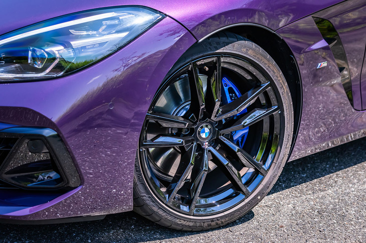 試乗車は、ブラックの「Mライトアロイホイール・ダブルスポークスタイリング799M」ホイールに、前255/35ZR19、後ろ275/35ZR19サイズの「ミシュラン・パイロットスーパースポーツ」タイヤを組み合わせていた。