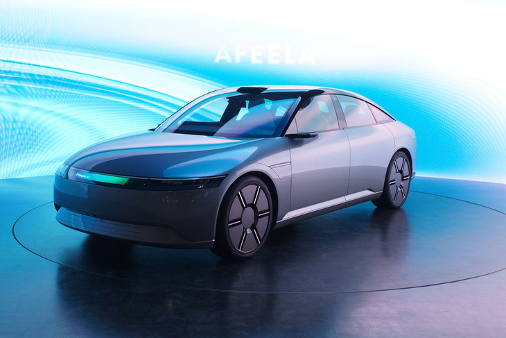 ソニーとホンダが設立した新会社ソニー・ホンダモビリティの電気自動車「アフィーラ」。車体前後のディスプレイ「Media Bar」で、外部とのコミュニケーションを図る。北米では2026年春のデリバリーを目指している。