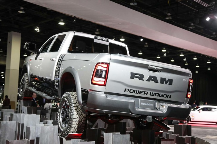 H鋼の上にディスプレイされたラムの「2500パワーワゴン」。タフな雰囲気が漂う。こうした個性的なディスプレイもデトロイトショーの見どころで、毎年各社がアイデアを競い合っている。