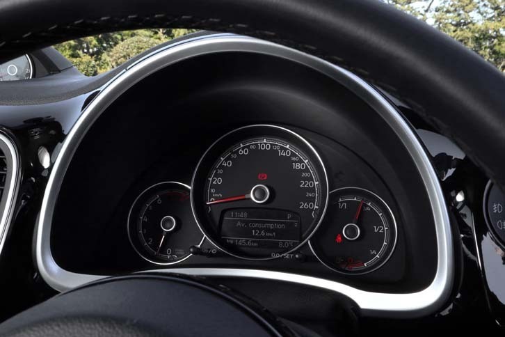 計器盤には、大小3つのアナログメーターが並ぶ。中央の大きなものは速度計で、左がエンジン回転計。右は燃料計。