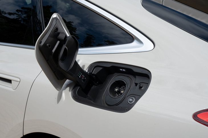 充電口は左右のリアフェンダーパネルに配置（右が普通充電、左が急速充電）。日本仕様は出力135kWまでの急速充電に対応する。
