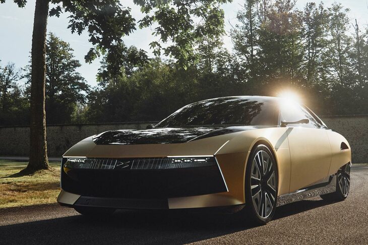 フロントまわりにはかなり新しい解釈が見られる。オリジナルの特徴だったガラスカバーは3Dスクリーンとなり、ヘッドランプには3つのモジュールからなるライトシグネチャーと、8つのダイヤモンド型チップによる縦型のデイタイムランニングランプが組み合わされる。