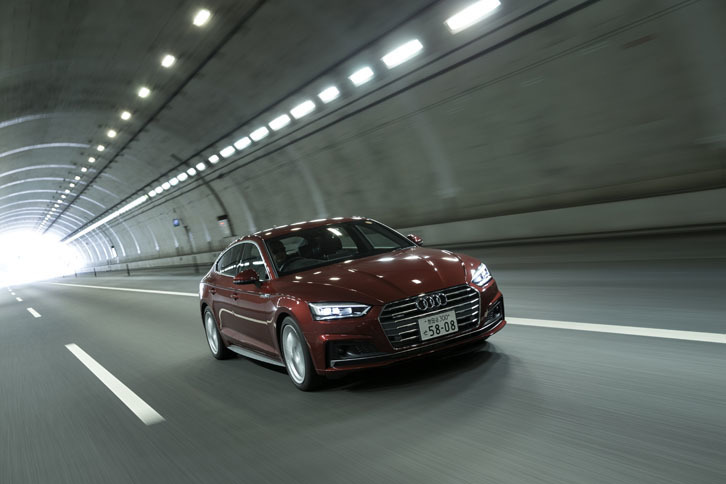 乗り心地の良さも「A5スポーツバック」の美点のひとつ。試乗車にはオプションの「ダンピングコントロール付きスポーツサスペンション」が装着されており、上質さが際立っていた。