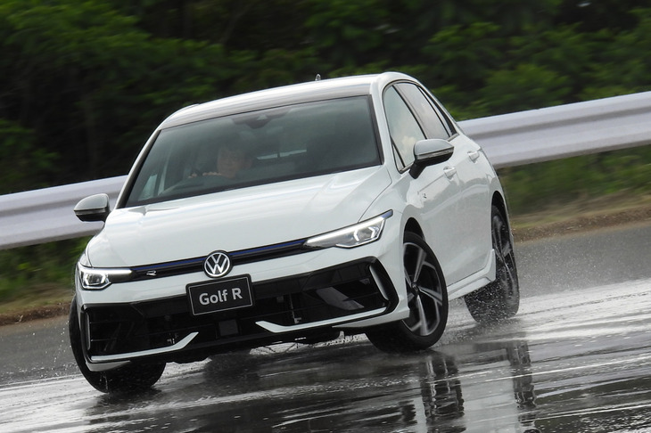 スキッドパッドにはベーシックな「ゴルフR」で挑戦。ドライブモードによってオーバーステアとアンダーステアが変化するのがおもしろい。