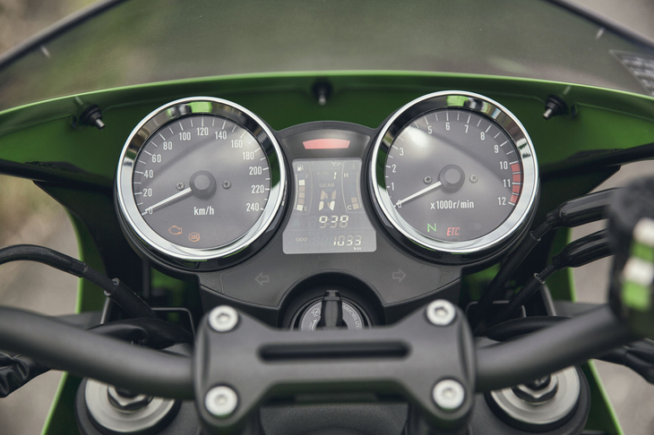 2眼タイプのアナログ式メーター。中央には、ギアポジションや積算距離を表示する液晶モニターが配される。