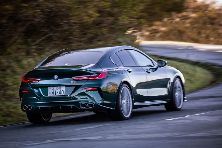 ワインディングロードを行く「B8グランクーペ」。荒れた路面などをものともせず、見事な接地感を印象づけるその走りは、細部に至るまで剛性強化やバランス向上を図るなどした地道な積み重ねの上に成り立っている。