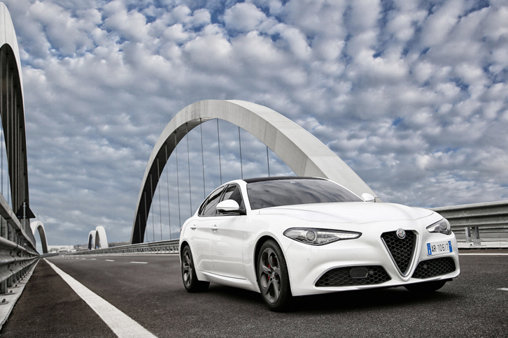 「アルファ・ロメオ・ジュリア」。米国では20年ぶりに再上陸を果たした同ブランドを、SUVの「ステルヴィオ」とともにけん引する。