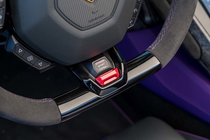 ドライブモード切り替え機構「ANIMA」の操作スイッチはステアリングリムの下端に装備。モードは「ストラーダ」「スポーツ」「コルサ」の全3種類。