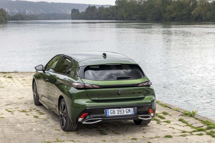 膨らんだフェンダーと相まって、踏ん張り感が強調されたリアビュー。ルーフエンドにはスポイラーが装着される。