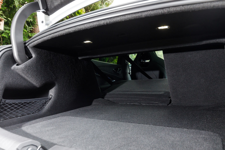 セダンながら後席の背もたれが2分割で倒せる。布にしわが寄っているのはごあいきょう。