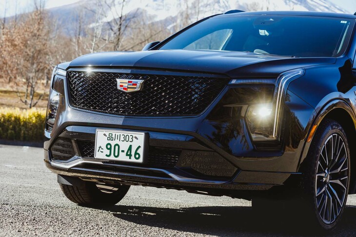 大きく意匠が変更されたフロントマスク。縦型のLEDヘッドランプと、それにつながるように水平に配置されたウインカー、グロスブラックのメッシュグリルが目を引く。