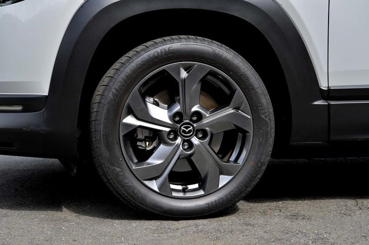 「MX-30 EVモデル ハイエストセット」には高輝度ダーク塗装が施された18インチアルミホイールが装着される。