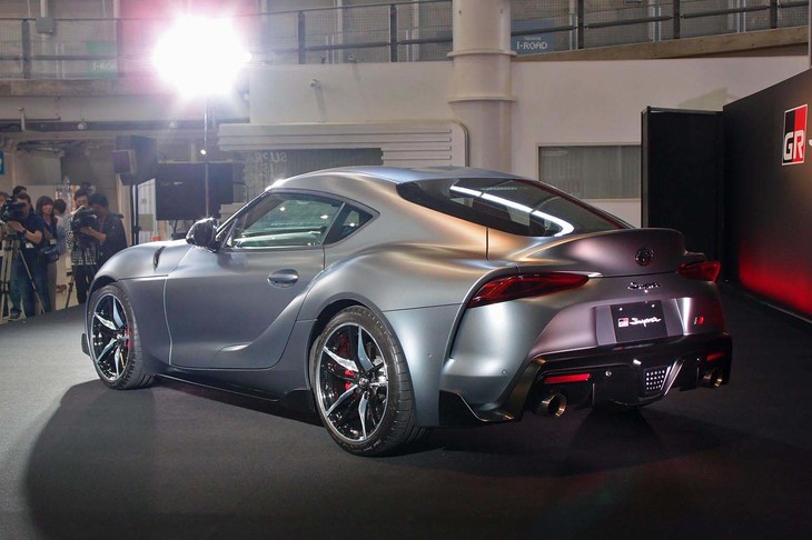 大きく張り出したリアフェンダーが、走りのパフォーマンスをイメージさせる。