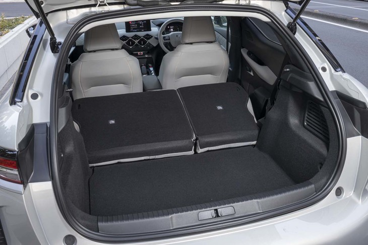 後席の背もたれを倒し、荷室を最大化した状態。後席とフロアの間には段差が残る。
