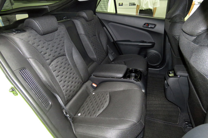 トヨタ・プリウスPHV（リアシート）