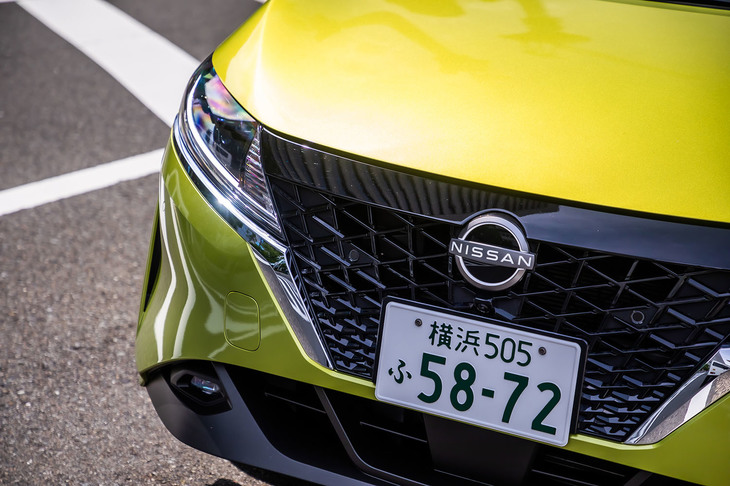 最新世代の「Vモーショングリル」が目を引くフロントフェイス。試乗車に装着されていたオートレベライザー付きのLEDヘッドランプは、33万5500円のセットオプションに含まれるアイテムだ。