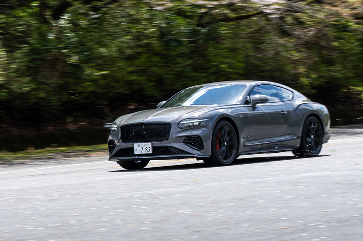 足まわりには2チャンバー式のエアサスやデュアルバルブ式ダンパー、アクティブスタビライザーなどのアイテムを総動員。高速道路の継ぎ目などはなかったもののようにフラットに走る。