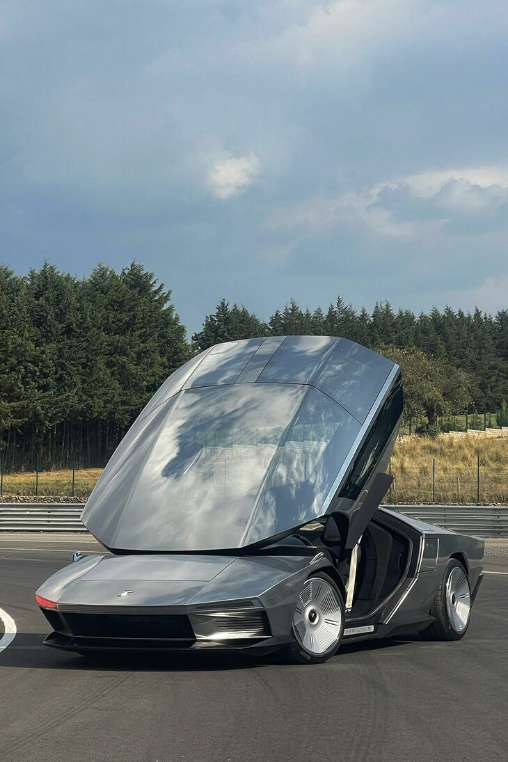 乗降には、このようにキャノピーを持ち上げる。