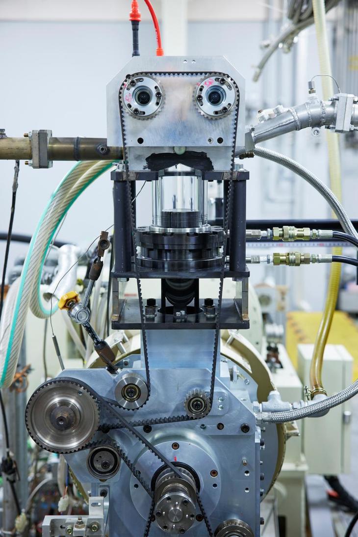 日産が開発した最高熱効率50％を実現する実験エンジン。（写真＝日産自動車）