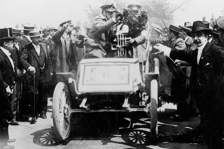 1900年に行われた、マンハイム－プフォルツハイム往復レースで優勝した、フリッツ・ヘルドとマティアス・ベンダーの「ベンツ16PS」。車両にウィンドウはなく、ドライバーはゴーグルで目を守っていた。