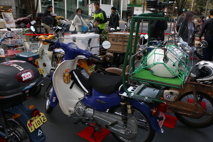 「カブ」といえば出前。そばやラーメンなどの出前を行う飲食店の前には、出前機を装着したカブが必ず見られたものだが、最近ではスクーターや軽自動車に押され気味。実は、出前機は現在も販売されている。