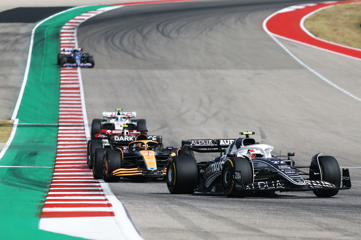 アルファタウリの角田裕毅（写真前）は10位でフィニッシュ、アロンソの降格で9位となり、5月の第6戦スペインGP以来となる13戦ぶりの得点となった。予選ではトラックリミットを越えてタイム取り消しとなるも、マシンの調子には不満をあらわにしQ2敗退の15位。ギアボックス交換で19番手と後方からのスタートとなった。レースでは順調にポジションを上げ、終盤はウィリアムズのアレクサンダー・アルボンをオーバーテイクし、今季4回目の入賞を果たした。ピエール・ガスリーは、11番グリッドから13位完走。コンストラクターズランキング9位と低迷しているアルファタウリ、8位ハースとのポイント差は2点である。（Photo=Getty Images / Red Bull Content Pool）