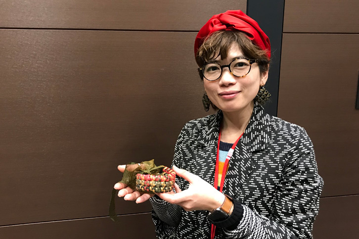 「竹はいろんな形に発展させていけるのが楽しい」と魅力を語る、ミカヰバンブー代表の麻生あかりさん。「これはバングルです。竹で華やかなものを作りたくて」。