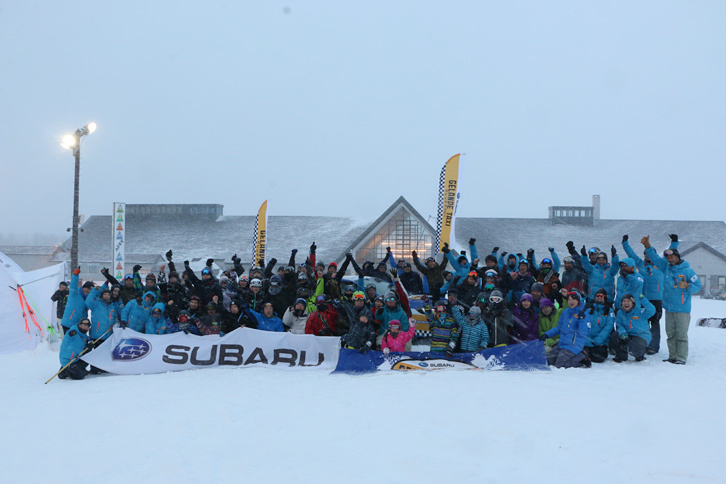 関係者にスキーヤーも交じって記念撮影。皆さんの笑顔が印象的だった。