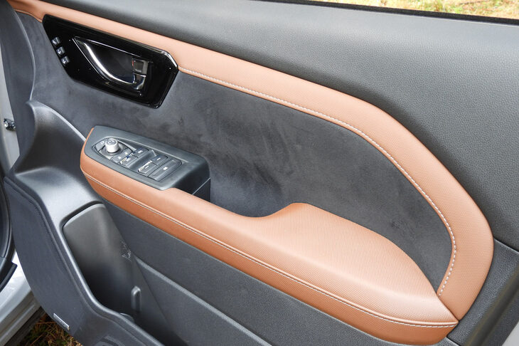 スバル・フォレスター プレミアムS：HEV EX（フロントドアトリム）