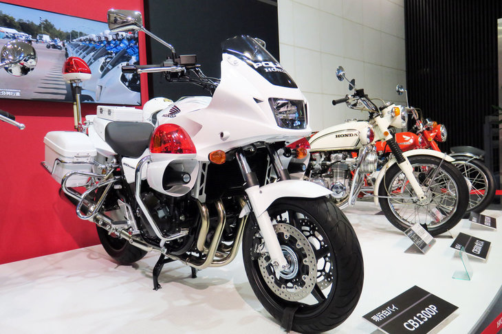 こちらはあまりお世話になりたくない、「ホンダCB1300P」の“白バイ”。