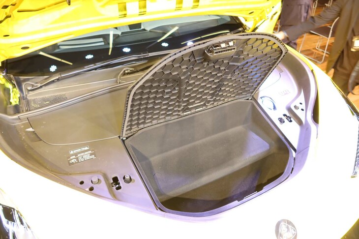 ロータス・エレトレR（フロントのラゲッジルーム）