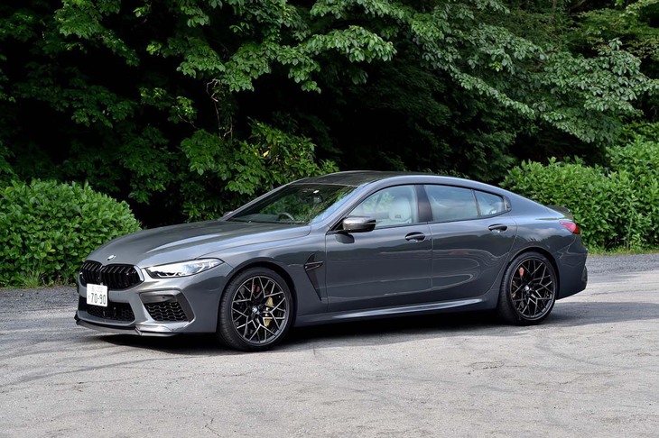 
	【BMW M8グランクーペ コンペティションのスペック】
	ボディーサイズ：全長×全幅×全高＝5105×1945×1420mm／ホイールベース：3025mm／車重：2000kg／駆動方式：4WD／エンジン：4.4リッターV8 DOHC 32バルブ ターボ／トランスミッション：8段AT／最高出力：625PS（460kW）/6000rpm／最大トルク：750N・m（76.5kgf・m）/1800-5860rpm／タイヤ：（前）275/35ZR20 102Y XL／（後）285/35ZR20 104Y XL（ピレリPゼロ）／燃費：8.8km/リッター（WLTCモード）／価格：2408万円
	
	【取材時の燃費データ】
	テスト距離： 218.7km（市街地1：高速道路7：山岳路2）／使用燃料：34.7リッター（ハイオクガソリン）／参考燃費：6.3km/リッター（満タン法）／6.6km/リッター（車載燃費計計測値）
	