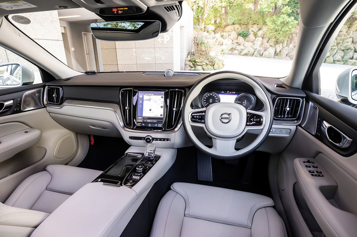 PHVの「T8」もインストゥルメントパネルの基本デザインは他の「V60」と同一。縦長の9インチセンターディスプレイを備えたインフォテインメントシステム「SENSUS（センサス）」には、12セグの地上デジタルテレビが標準で組み込まれている。