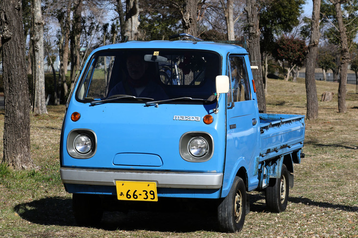1977年に登場した「マツダ・ニューポーターキャブ」。軽規格の改定に合わせて車体を拡大し、三菱製の546cc直2水冷4ストロークSOHCエンジンを搭載。