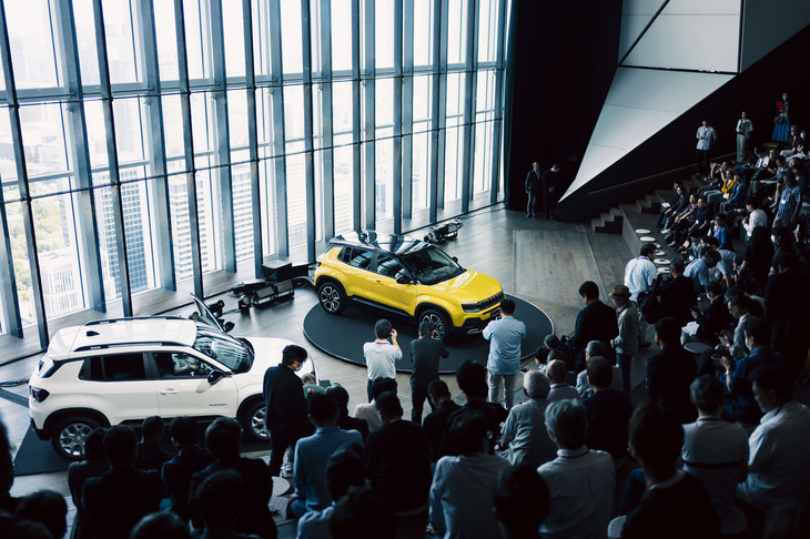 「ジープ・アベンジャー」の発表会場の様子。