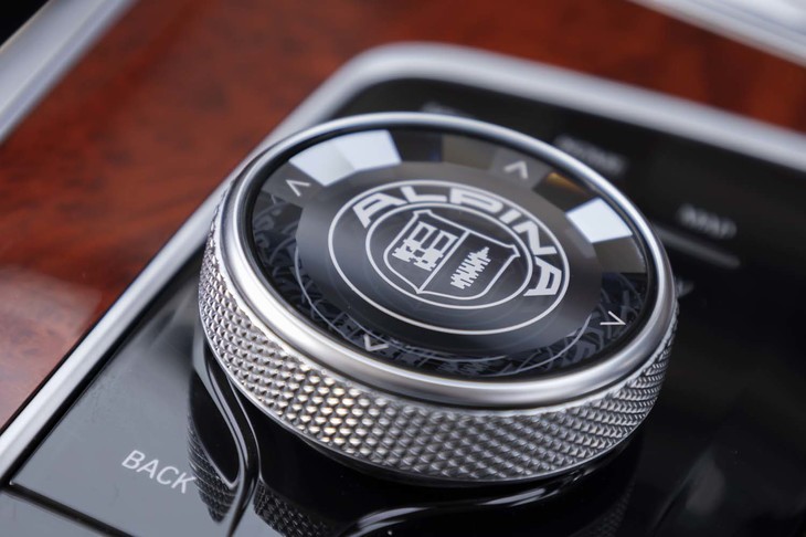 クリスタル製iDriveコントローラーに描かれたアルピナロゴ。創業当時の主力商品だったキャブレターのエアファンネルとクランクシャフトがレイアウトされている。