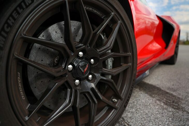 鍛造ホイールには、サーキットで酷使されたことを示すカーボン製のブレーキダストが見えた。