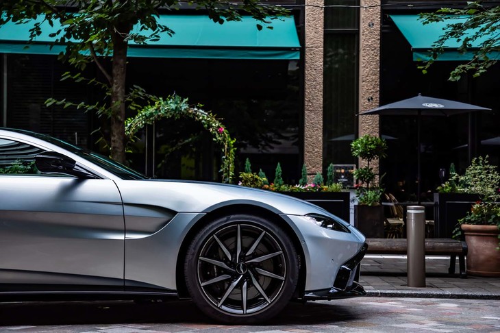 フロントミドシップ+トランスアクスルの後輪駆動というヴァンテージの成り立ちは、ほかのアストンマーティンのラインナップにも共通する、同ブランドが得意とする設計手法だ。