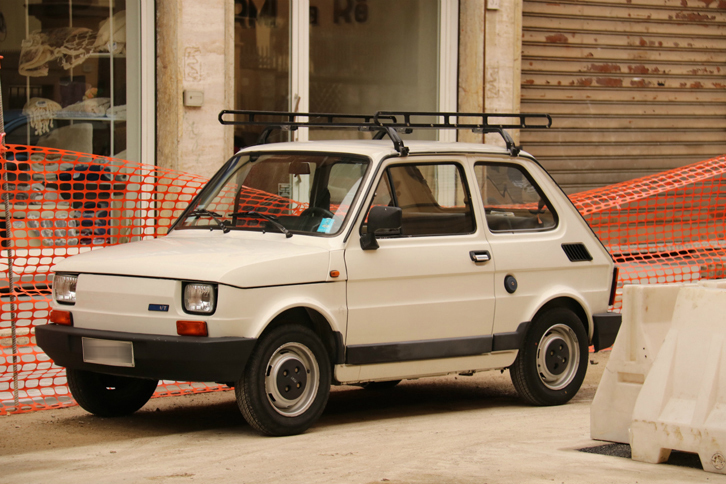 決してアンティーク市に合わせているわけではないが、アレッツォの街中では、古いクルマたちがさりげなくたたずんでいる場面が少なくない。この「フィアット126」は、イタリアで生産終了した後もポーランドで生産されていたモデル。