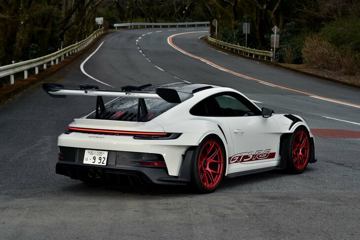 【ポルシェ911 GT3 RSのスペック】
	ボディーサイズ：全長×全幅×全高＝4572×1900×1322mm／ホイールベース：2457mm／車重：1450kg／駆動方式：RR／エンジン：4リッター水平対向6 DOHC 24バルブ／トランスミッション：7段AT／最高出力：525PS（386kW）/8500rpm／最大トルク：465N・m（47.4kgf・m）/6300rpm／タイヤ：（前）275/35ZR20／（後）335/30ZR21（ミシュラン・パイロットスポーツ カップ2）／燃費：13.4リッター/100km（約7.4km/リッター、WLTPモード）／価格：3378万円
	
	【取材時の燃費データ】
	テスト距離：242.5km（市街地1：高速道路6：山岳路3）／使用燃料：35.6リッター（ハイオクガソリン）／参考燃費：6.8km/リッター（満タン法）／6.8km/リッター（車載燃費計計測値）
