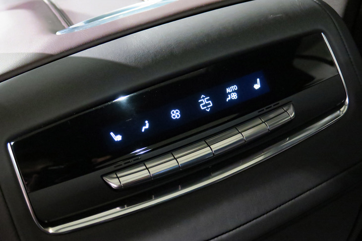 キャデラック・エスカレード スポーツ（後席用エアコンの操作パネル）