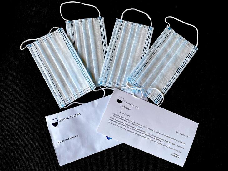 2020年4月上旬、筆者が住むシエナ市は独自に市内全戸へのマスク配布を決めた。2人家族のわが家には計4枚。添付された市長のあいさつ文には、協力者として姉妹都市である中国・南東市の文字も。