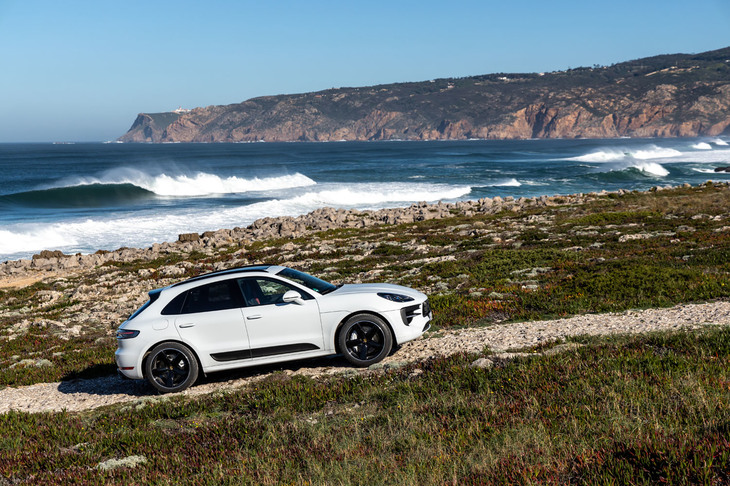 4WDシステムは、「ハルデックス5」をベースにしたオンデマンド式。理論上は100：0〜0：100の範囲で前後駆動配分を可変するが、通常走行時は20：80で後輪寄りの駆動配分になっている。