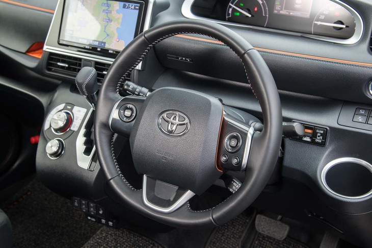 テスト車にはオプションのステアリングヒーターが装着されていた。右スポークの下にはクルーズコントロール（アダプティブではない）の操作レバーが備わる。