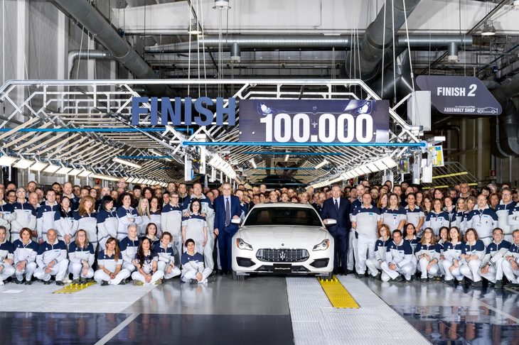 1万台目の「クアトロポルテ」のラインオフを祝うアニェッリ工場のスタッフ。次期型「グラントゥーリズモ／グランカブリオ」はこの工場で生産される見込みだ。