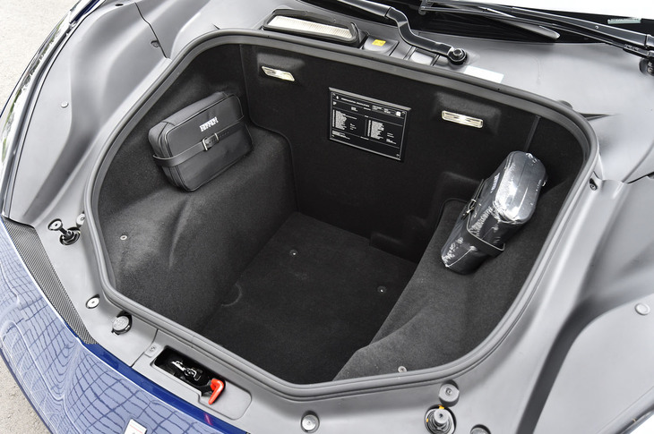 「488スパイダー」のラゲッジスペースはフロント側。230リッターの容量が確保されている。