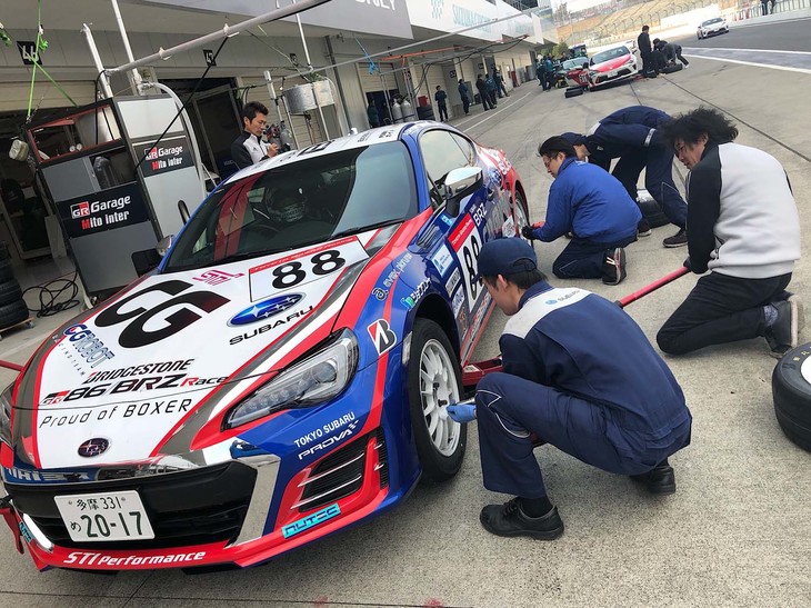 普段と同じ「BRZ」をメンテナンスしていても、環境が変われば使う道具ややり方も変わってきます。ディーラーメカニックさんは慣れないことが多い中、プロのレースメカニックさんにアドバイスをもらいながら一生懸命作業してくれています。