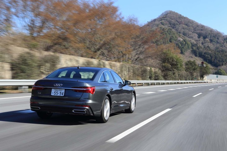 徹底したフラッシュサーフェス化と、アンダーフロアをパネルで覆うなどの空力対策を行い、空気抵抗係数は0.24をマーク（欧州仕様値）する。JC08モードの公称燃費値は12.3km/リッター。